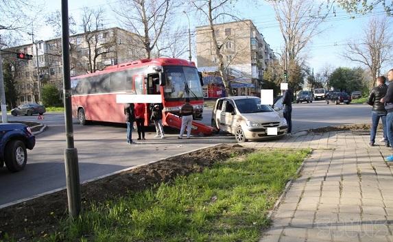 В Керчи автобус врезался в  легковушку (фото)